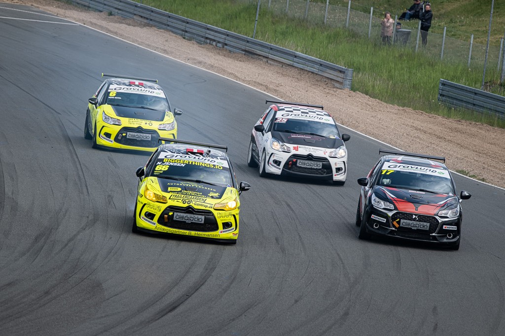 Linda Vekka i #17 viste god fart hele weekenden - her i duel med hele Brædstrup-klanen alias CMD Motorsports to gule racere og Mickey Jensen fra BMC
(Foto: DS3 Cup)